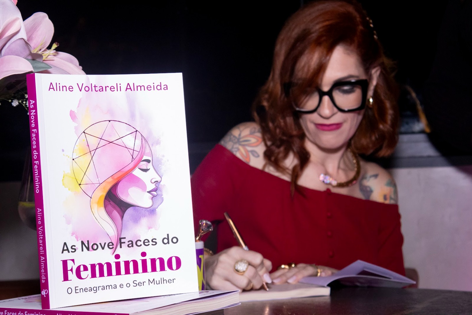 Aline com livro Alice no País das Maravilhas